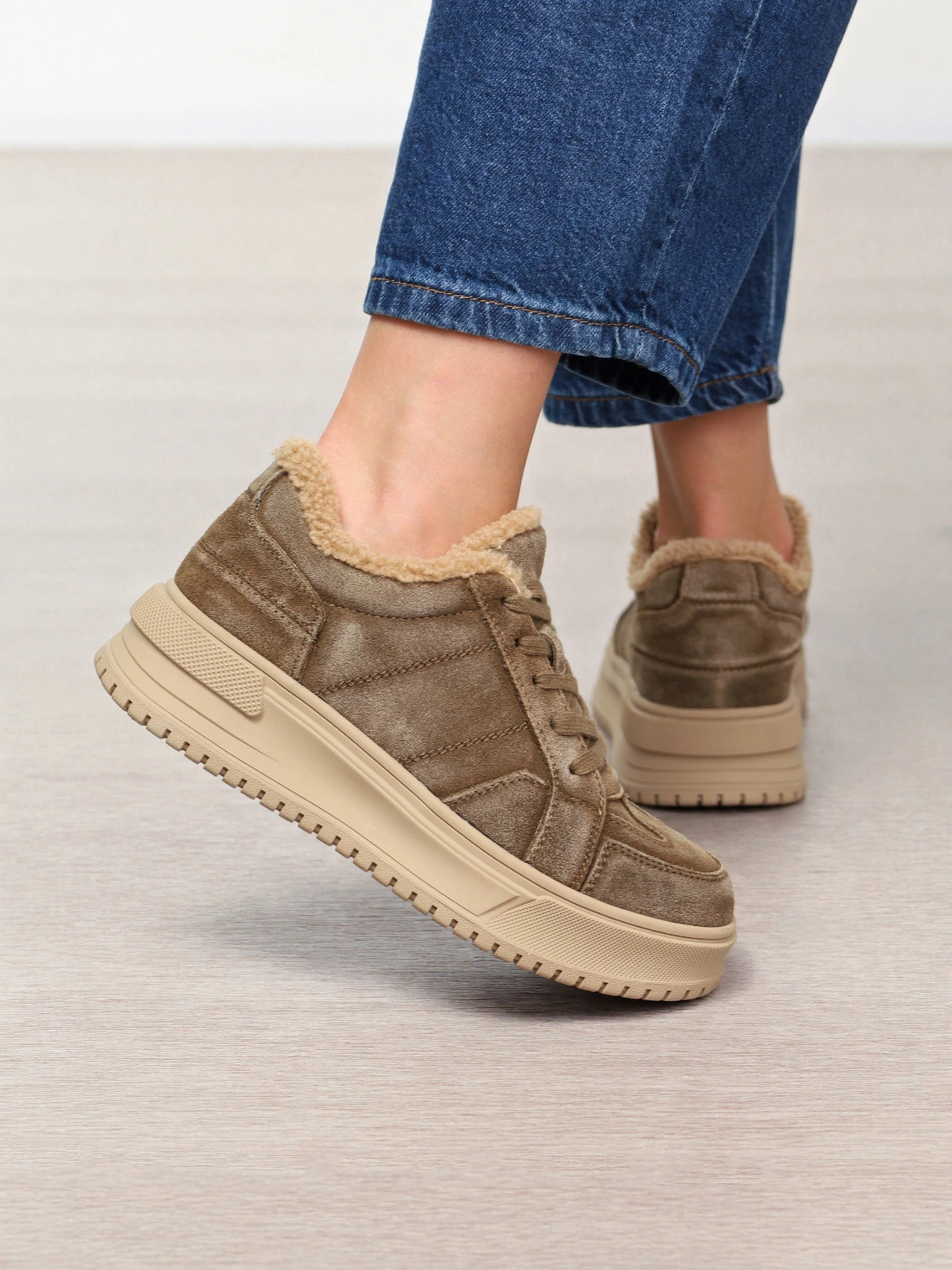 Кроссовки утепленные цвета хаки на средней платформе